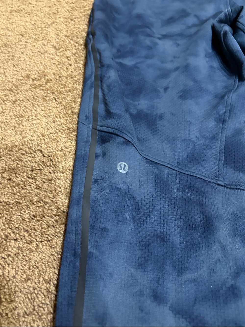 Lululemon Textured Tech Pant Medium - Picture 4 of 5